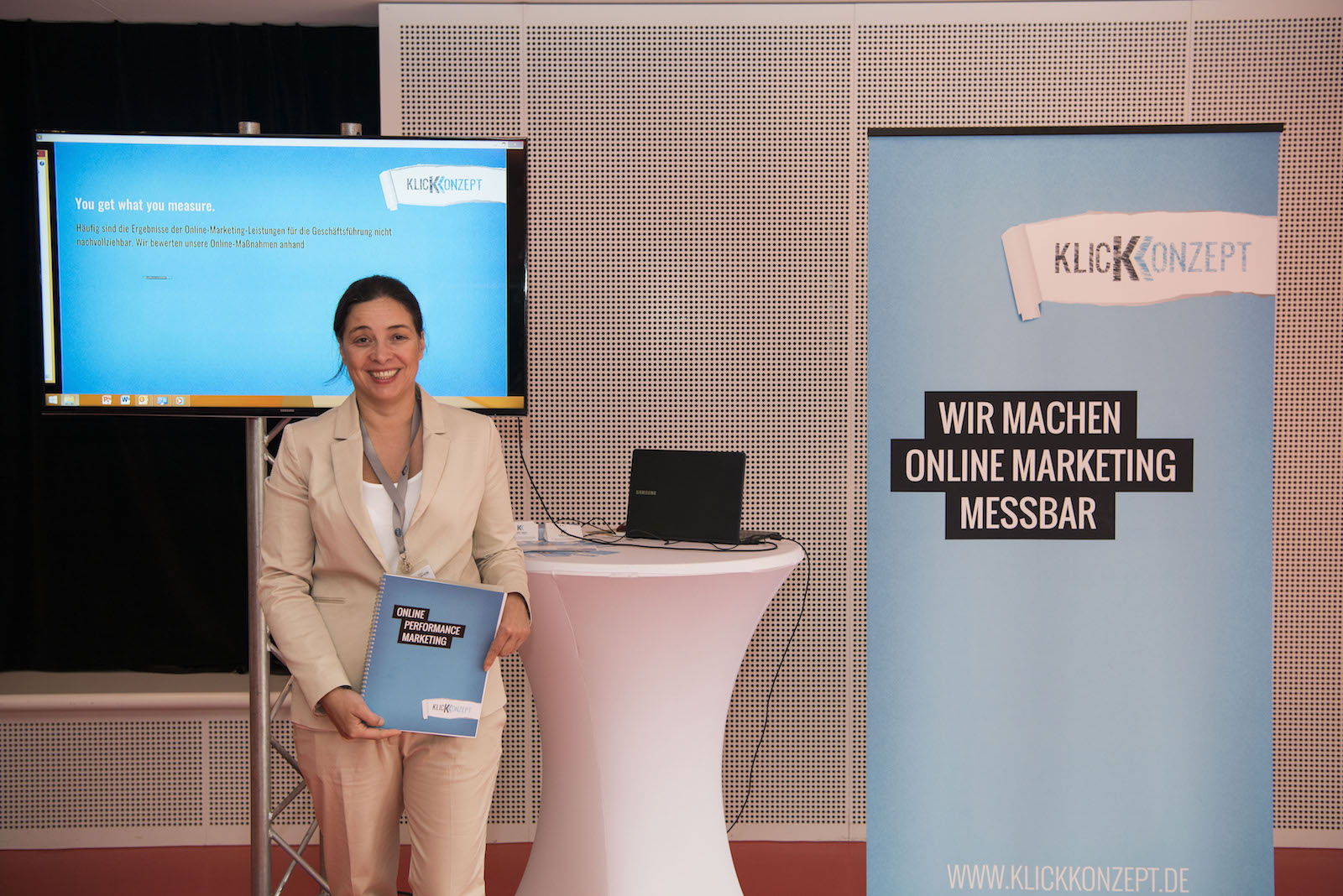 Birgit Hass am Messestand