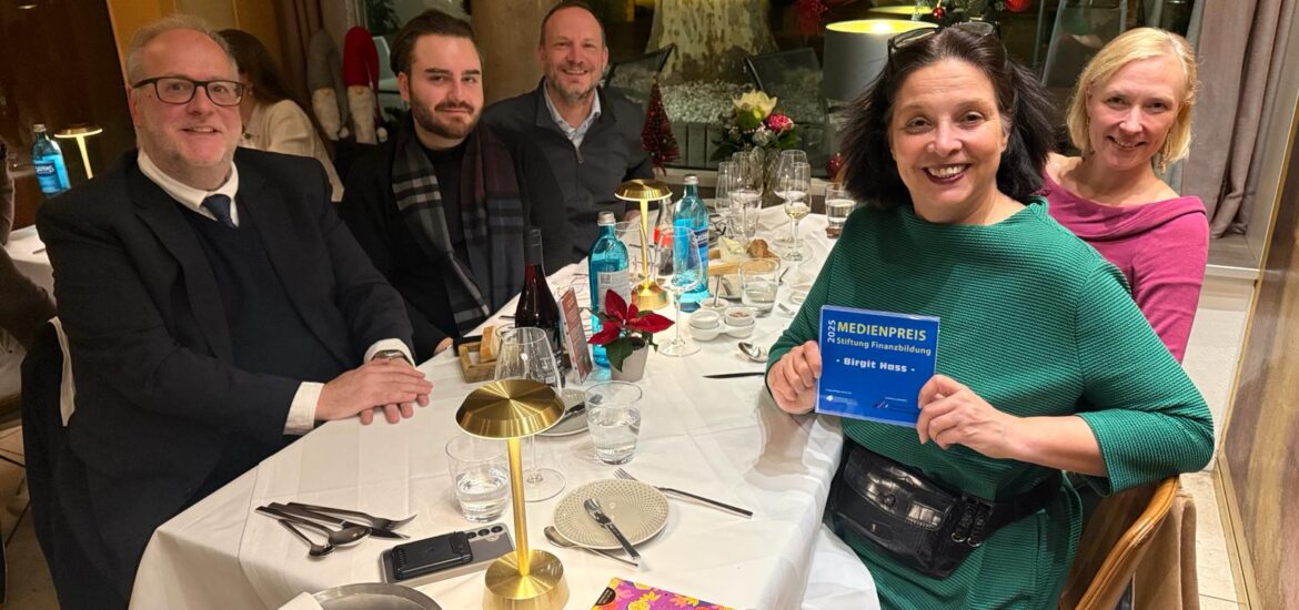 Medienpreis Stiftung Finanzbildung Birgit Hass verliehen von Edmund Pelikan Laudatio von Darius Maleki