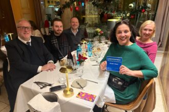 Medienpreis Stiftung Finanzbildung Birgit Hass verliehen von Edmund Pelikan Laudatio von Darius Maleki