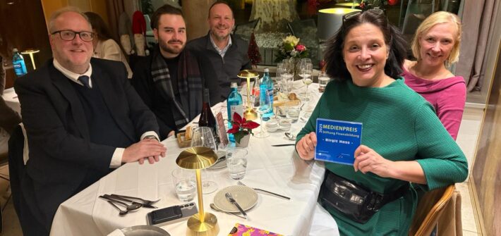 Medienpreis Stiftung Finanzbildung Birgit Hass verliehen von Edmund Pelikan Laudatio von Darius Maleki