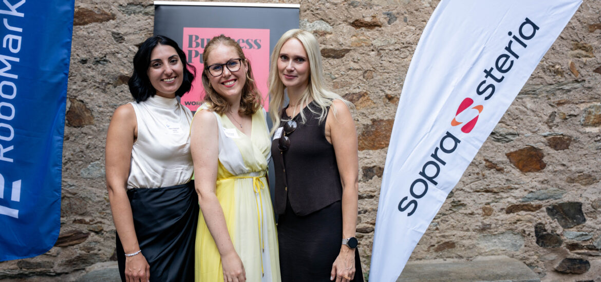 Larissa Franze und ihr Team links Helen Panah und rechts Christin Muelke