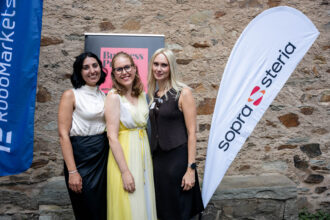 Larissa Franze und ihr Team links Helen Panah und rechts Christin Muelke