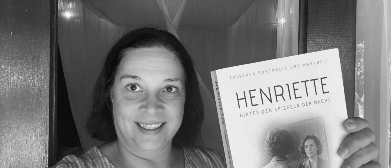 Henriette Hinter den Spiegeln der Macht